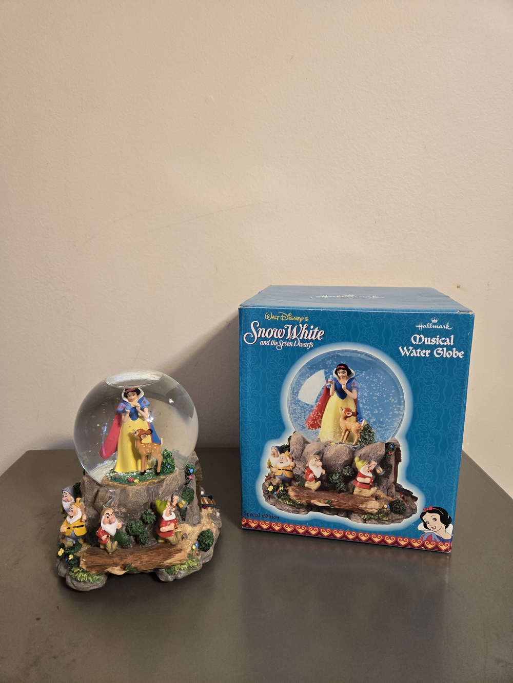 Hallmark Disney Snow White and the Seven Dwarfs Musical Snow Globe